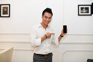 Diễn viên Việt Anh hào hứng sử dụng nhà thông minh Lumi